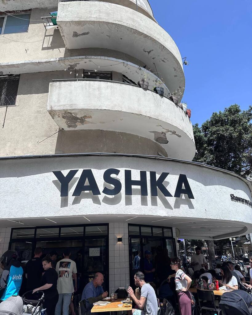 gillespudlowski's tweet photo. Un déjeuner sympa façon #streetfood un jour de soleil sur #dizengoff a l’angle de #frischmann avec le nuit de #telaviv : voila ce qui vous attend chez #yashka / au programme, houmous et falafels, #shawarma de dinde et de veau, sauce irakienne au sumac, s… https://t.co/GHvreBoo2a https://t.co/wrQGdKOnro