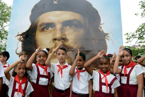 "Pioneros por el Comunismo"