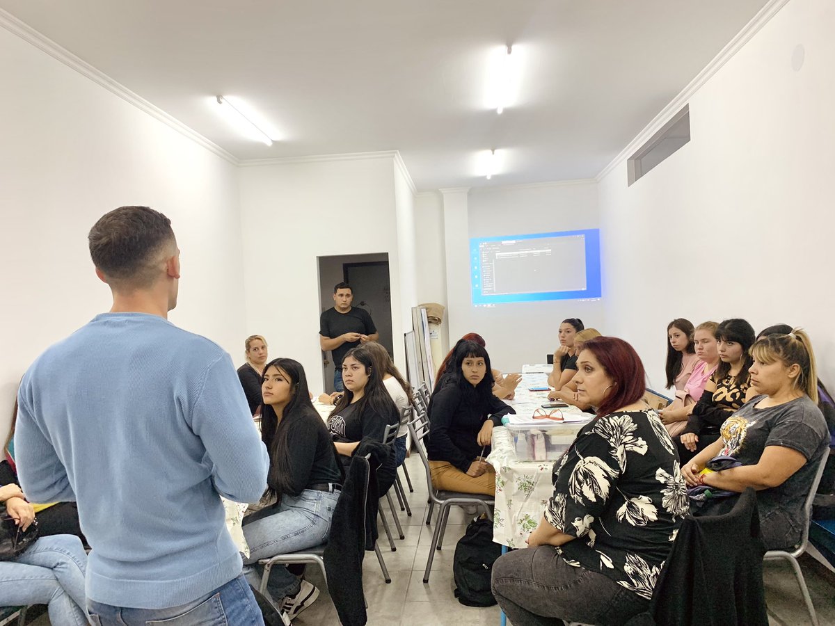 Agustinjceli's tweet photo. ¡Iniciamos los cursos gratuitos de manicuria!
Con @gabibattachi seguimos capacitando a mujeres berissenses con ganas de progresar.
#berisso #manicuria #cursos https://t.co/VhpnEUI2Pg