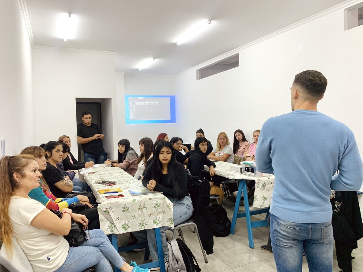 Agustinjceli's tweet photo. ¡Iniciamos los cursos gratuitos de manicuria!
Con @gabibattachi seguimos capacitando a mujeres berissenses con ganas de progresar.
#berisso #manicuria #cursos https://t.co/VhpnEUI2Pg