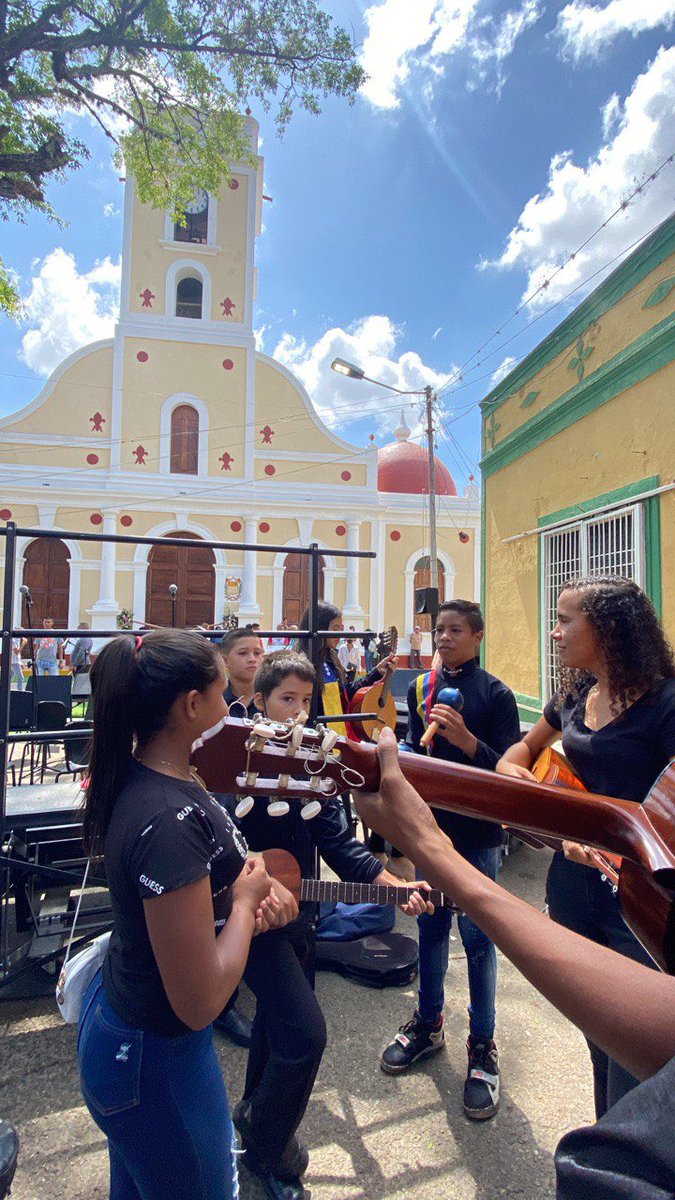 MVzlaBella's tweet photo. 🟨Al sonido de la banda municipal de José  Tadeo Monagas, danzas folclóricas, y la interpretación del himno nacional por parte del Sistema de Orquesta y Coro Juvenil, fue entregada completamente rehabilitada la iglesia Nuestra Señora de Altagracia en el estado #Guárico https://t.co/1fUGYH3Zam