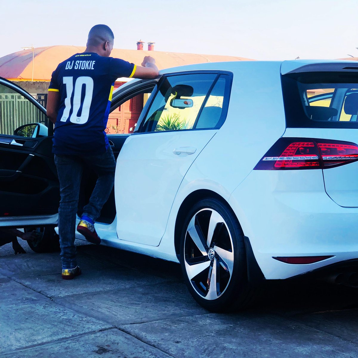 TheCleanCarClub's tweet photo. DJ Stokie, jersey number 10... with his Golf 7 Gti π#SouthAfricanCelebs #FamousRides #TheCleanCarClub https://t.co/wCwubwhVrq