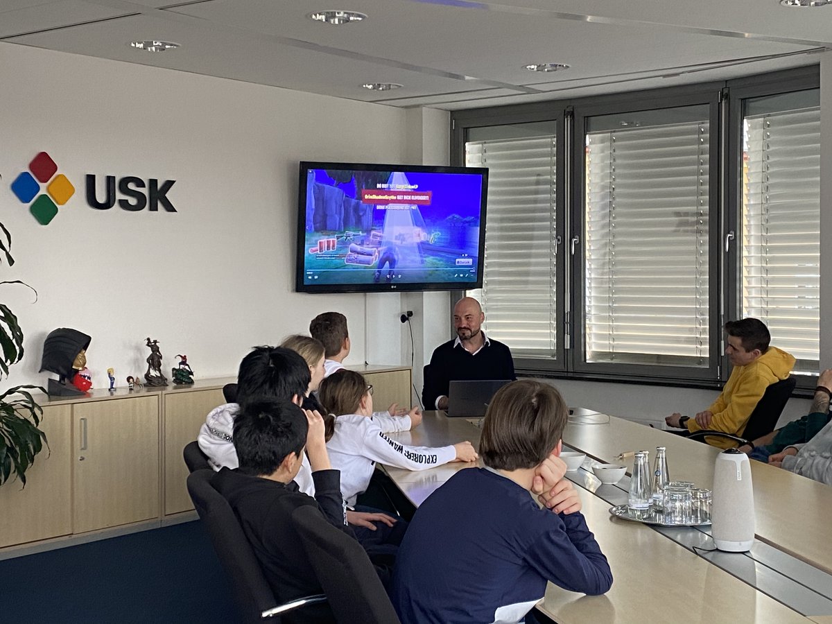 USK_de's tweet photo. Was bedeuten die Alterskennzeichen auf #Games und wer steckt hinter der #USK? Das haben uns die Kids des Kinder-/Jugendzentrum „Schiene“ bei ihrem Besuch gefragt. In einer simulierten Prüfsitzung durften sie sogar selbst👆 einmal Spiele bewerten 👀. #Jugendschutz #Teilhabe 🎮 https://t.co/G16CPEQeWS