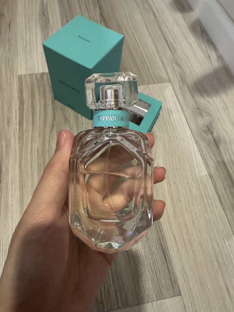 fonnysm's tweet photo. Tiffany &amp; Co. ของแท้ ตรวจสอบได้เลยค่ะ ฉีดลองกลิ่นไป 1 ครั้งถ้วน ขาย 4,500 บาท❗️Sephora ของหมดแล้วค่ะ 
สนใจ นัดรับได้ค่ะ บีทีเอสเสนานิคม สนใจทักได้เลยค่ะ​  #พร้อมส่ง #น้ำหอม #น้ําหอมแบรนด์แท้ #น้ำหอมแบ่งขาย #ถูกบอกต่อ #ถูกและดี #howtoperfect #HowtoBeauty https://t.co/tcNQFGDDiM