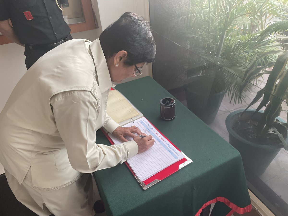 thekiranbedi's tweet image. At the #MHOW Army War College @ArmyWarCollege @adgpi  with #LtGeneralDPPandey, #Commandant of AWC and his wife, at the session with the senior command course of first such batch of women Colonels. 
History being written.. @PMOIndia @rajnathsingh @AmitShah