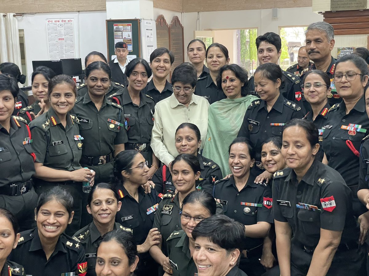 thekiranbedi's tweet image. At the #MHOW Army War College @ArmyWarCollege @adgpi  with #LtGeneralDPPandey, #Commandant of AWC and his wife, at the session with the senior command course of first such batch of women Colonels. 
History being written.. @PMOIndia @rajnathsingh @AmitShah