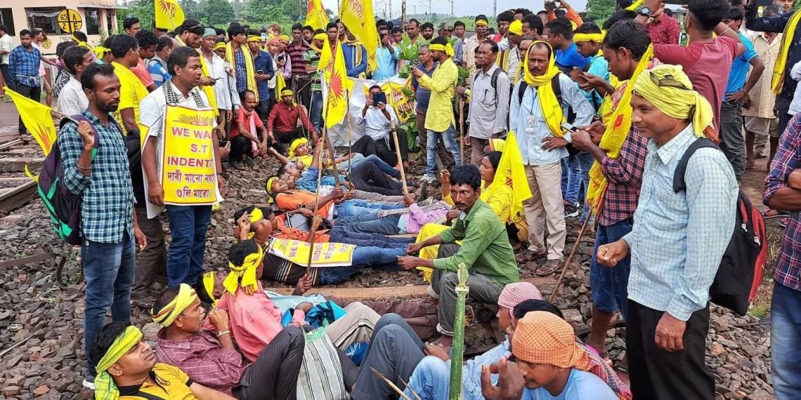 theindntribal's tweet photo. एसटी सूची में शामिल करने की मांग को लेकर कुरमी समाज ने रेल पटरियों व स्टेशनों में दिया धरना, 69 ट्रेनें प्रभावित रहे। बंगाल के खड़गपुर, हावड़ा-मुंबई रेलमार्ग, रांची-हावड़ा रेलमार्ग पर असर पडा
#kurmis #Kudmis #STStatusDemand #Adivasi
https://t.co/x6YjPzKTi3 https://t.co/bHfao20SJr