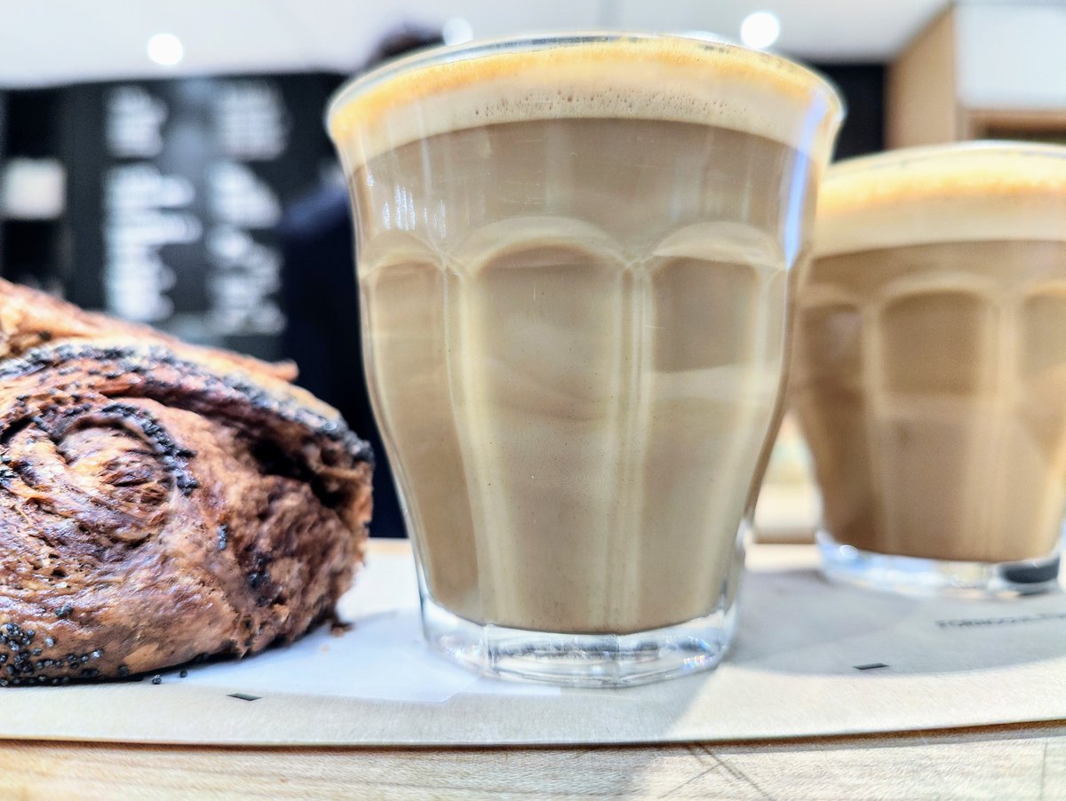 fornocultura's tweet photo. Caffè e latte for Breakfast #colazioneveloce #cortado #caffelatte #flatwhite #coffee #firstcanadianplace #fornocultura A great start to Ur Everyday! https://t.co/YYPQTwGJsw