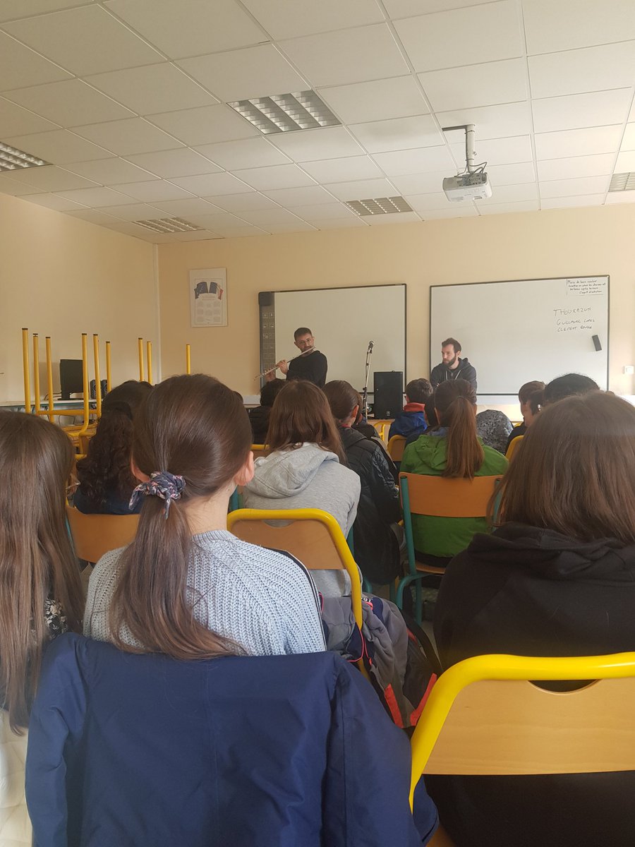 Dans le cadre de l'initiation généralisée à l'occitan, tous les élèves de 6ème et les options occitan du <a href="/ClgLouiseMichel/">Collège Louise Michel📚L'Isle-Jourdain 👨‍🏫GERS🐝</a> de L'Isle Jourdain ont participé à un concert pédagogique du duo ThouxAzun. 
Un moment de sensibilisation riche de découvertes et d'échange ! 🤩
