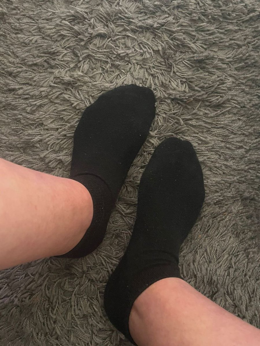 Schwarze oder weiße Socken ? 

Spielt keine Rolle damit wird die die fresse eingetreten und danach die Eier 🤣🖕🏻