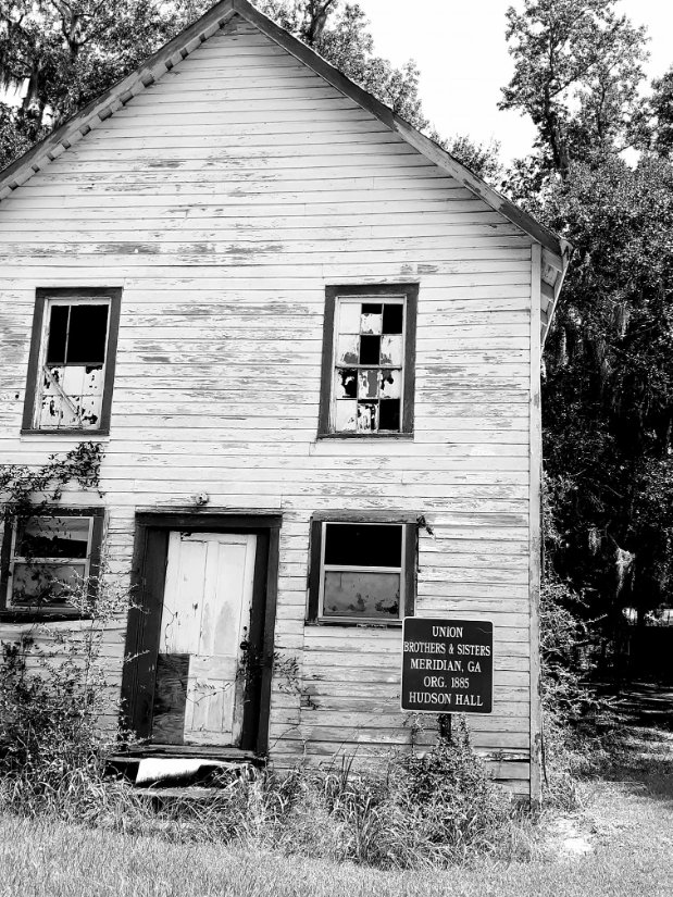 PeggyMercer's tweet photo. The old Union Brothers and Sisters Mission home alongside the road going up the coast Highway 99, north of #DarienGa....this photo from my award winning book #WhiteBirdAndGold....set on BigDaddyIsland on Ga. coast...on Amazon... https://t.co/GBCmydnlph