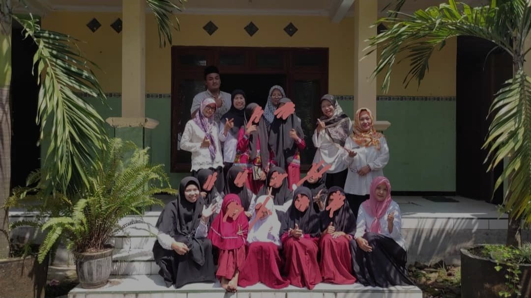 Allahummarhamna bil Quran🤲 MasyaAllah bangga rasanya bisa mengantarkan mereka tadarrus. (Walau hanya tadarrus) diusia mereka, cara mereka baca Qur'an itu menakjubkan. Dan yg sangat aku apresiasi adalah keberanian mereka 'memegang' mic. MasyaAllah🥰