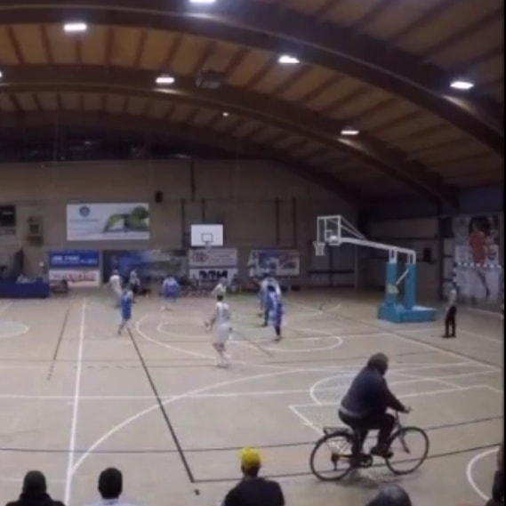 Nel frattempo, durante un match di promozione... C'è una bici in campo.
C'è testualmente uno che sta girando con la bici per il campo.

Ah, 
la promo veneta.

#sempreminors