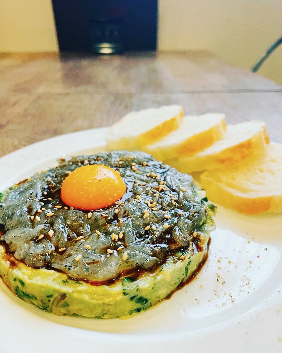 teppan_BARREL's tweet photo. ちょっと暇だったんで
作って食べたら美味かったです🥖
また、このバケットが！うまし！
お客様にも好評で
これとビールでいいわ🍺という猛者も

…お料理も食べてね🙏

#生しらすのユッケ風
#バジルとアボカドのタルタル
#静岡県産生しらす

#鉄板食堂BARREL
#京都 #西院 #グルメ #居酒屋 https://t.co/oIS34waKeS