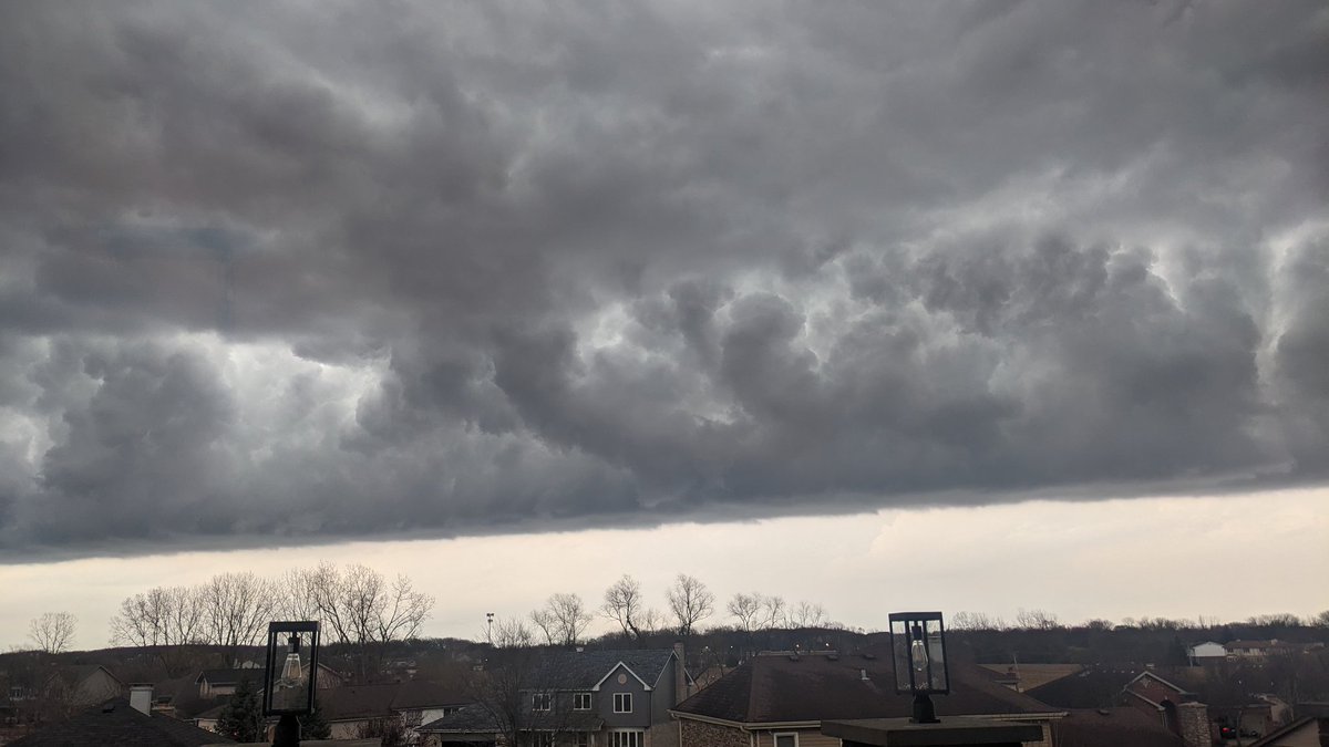 CTwomey00's tweet photo. Shelf cloud this morning in Orland park @NWSChicago @TracyButlerABC7 @ValpoWeather https://t.co/sbiDg7qnQp