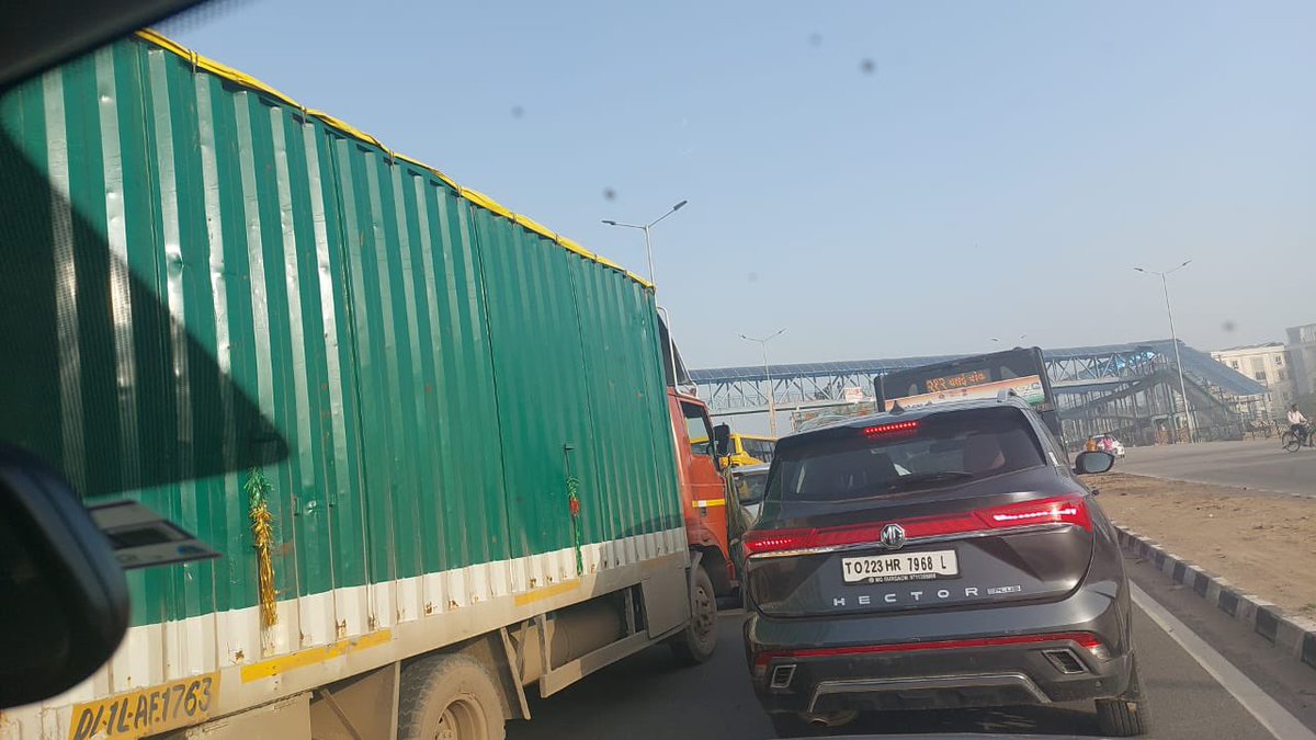 smitasingh1909's tweet photo. @gurgaonpolice @TOIGurgaon @HTGurgaon @OfficialGMDA @DC_Gurugram 
Request to concern authorities to take charge of Traffic menace created every single day near the left turn towards the 37D sector , gurgaon !
Harassed are the citizens who actually follow rules !! https://t.co/ZZKPtXOdZM