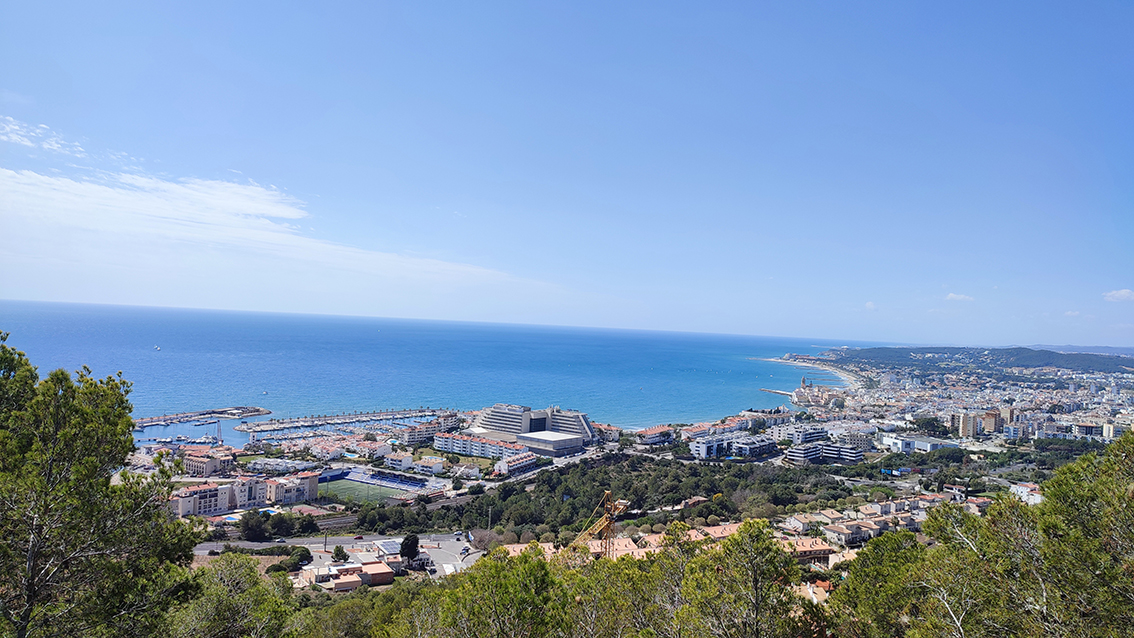 👁️Vista de #Sitges des del Balcó, al cim de l'urbanització de la Llevantina.

A l'esquerra de la imatge, tocant al massís del Garraf, hi trobem en una posició immollarable el #PortdeSitges, que dóna la benvinguda a la vila mediterrània quan arribes per les Costes del Garraf.