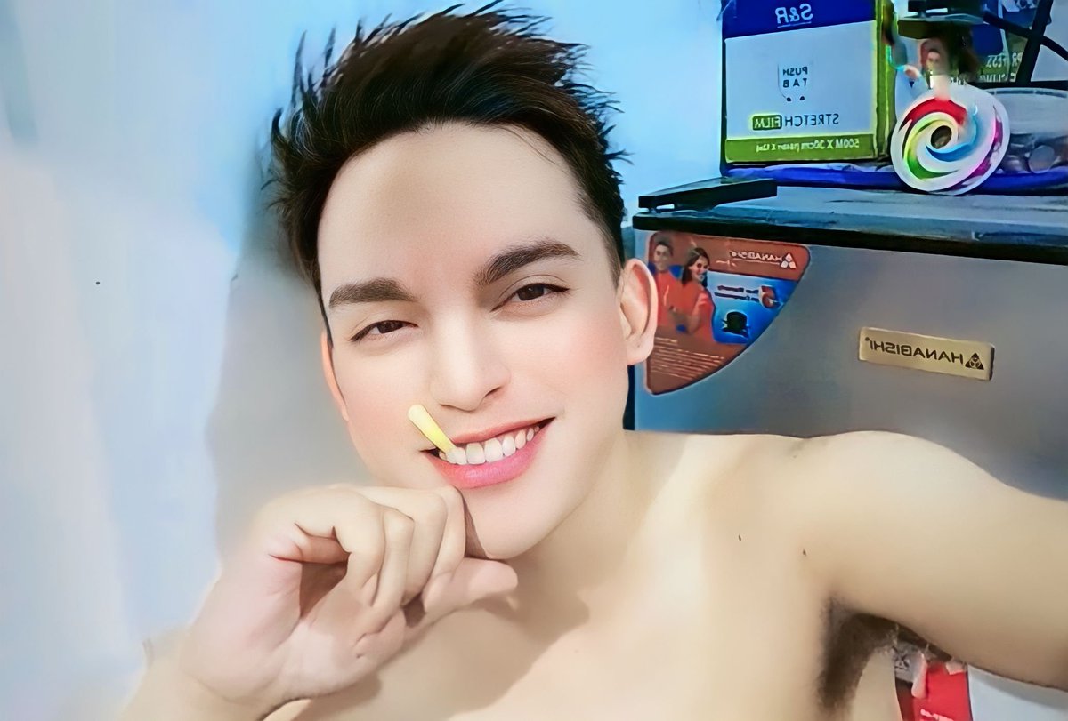 theoRealPH's tweet photo. Smile😊 haha natuwa Ako sa candy nailaw🤣 https://t.co/VsDdjz0qR8