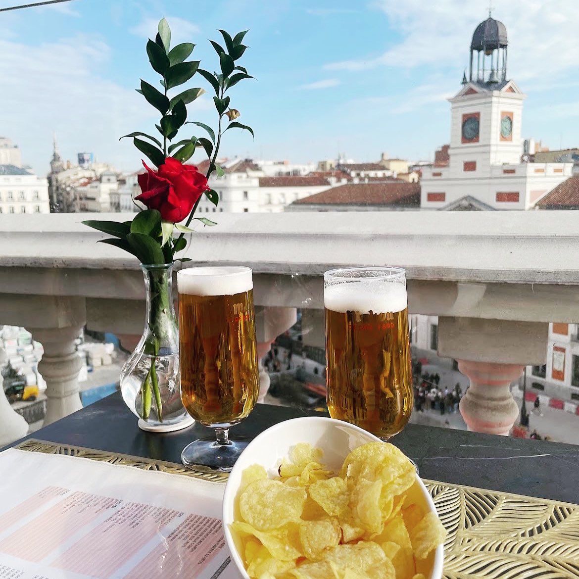 Este #ViernesSanto estamos preparando un #tardeo que nos va a quedar 👌🏼
✅ Dj Twinyi 🎧
✅ La carta de cócteles más completa 🍸🍹
✅ El mejor ambiente en pleno centro de #Madrid 📍

¿Te vienes? 🤩