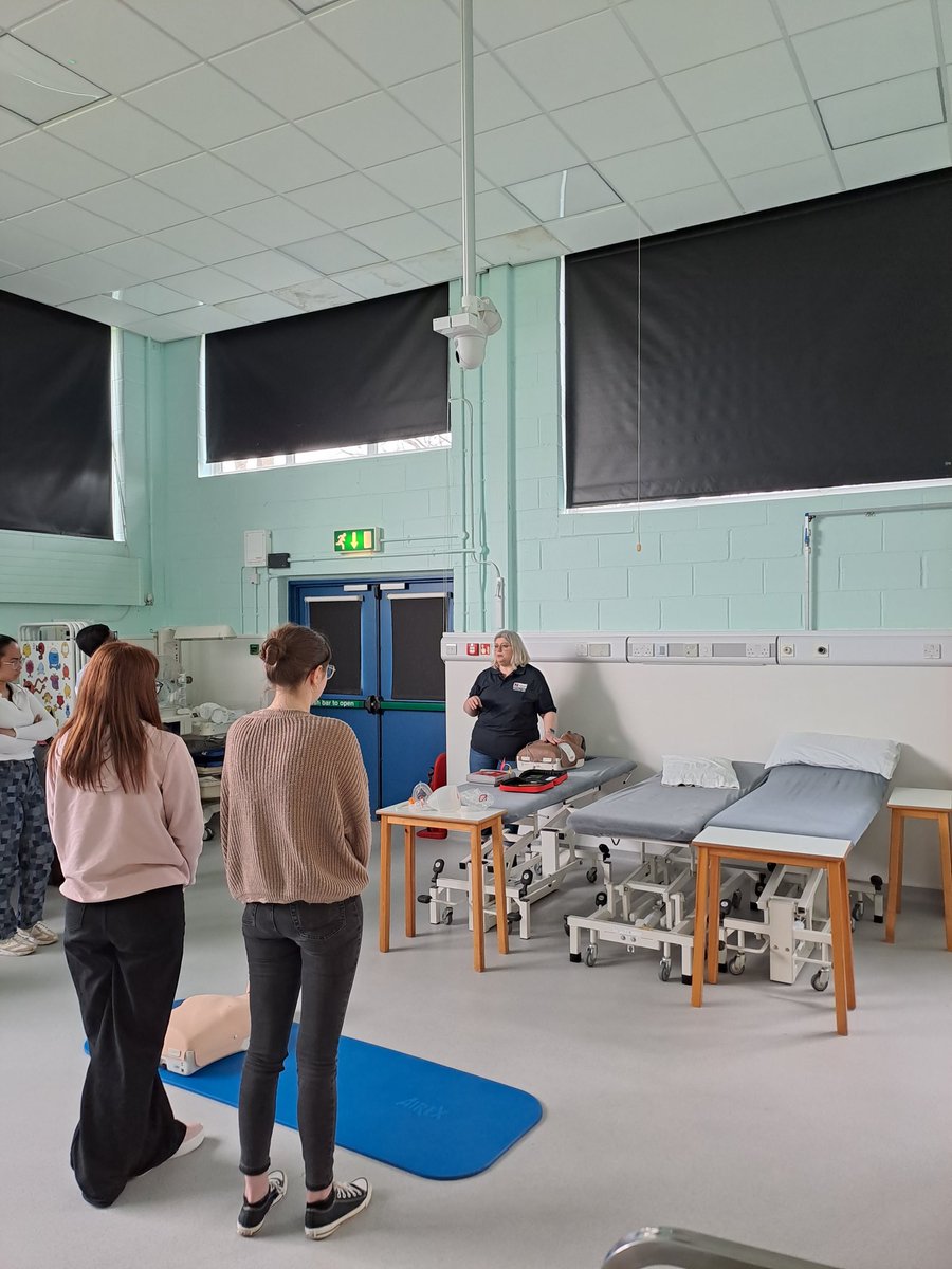 NursingCadets's tweet image. We are now Day 3 into our brand new #RCNCadets cohort at @brookeshls, supported by @OxLEPSkills, @nhsbobicb &amp;amp; @NHSHEE_SEast. 

@Dindyroz has been demonstrating #BasicLifeSupport. 

What techniques do you use to keep to 100 - 120bpm chest compressions? #beegees