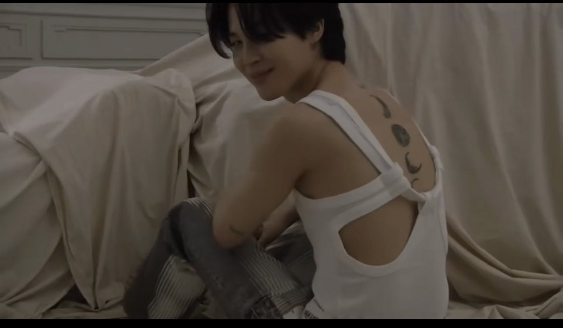 BK_CR's tweet photo. Jimin compartió en IG una toma de la sesión software en donde se puede ver el tatuaje de lunas, lo podemos ver aaaaaaa! Es muy pero muy bonito, la mirada al final del video de Mimi. https://t.co/VoI9s3dFFt