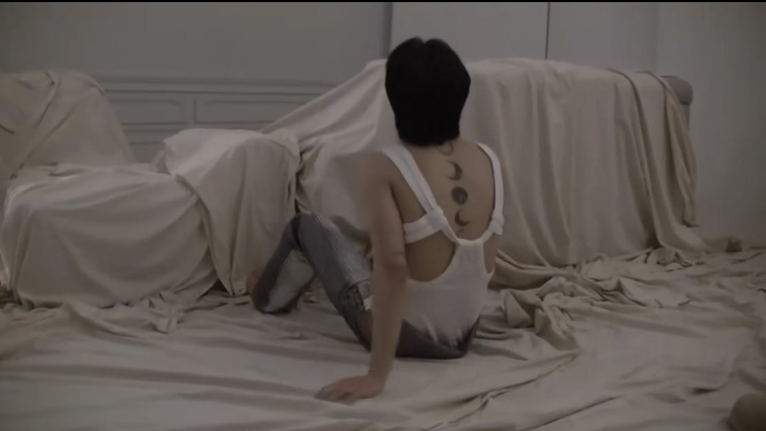 BK_CR's tweet photo. Jimin compartió en IG una toma de la sesión software en donde se puede ver el tatuaje de lunas, lo podemos ver aaaaaaa! Es muy pero muy bonito, la mirada al final del video de Mimi. https://t.co/VoI9s3dFFt