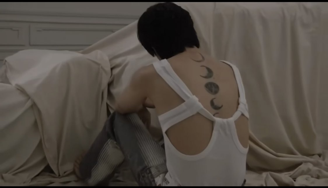 BK_CR's tweet photo. Jimin compartió en IG una toma de la sesión software en donde se puede ver el tatuaje de lunas, lo podemos ver aaaaaaa! Es muy pero muy bonito, la mirada al final del video de Mimi. https://t.co/VoI9s3dFFt