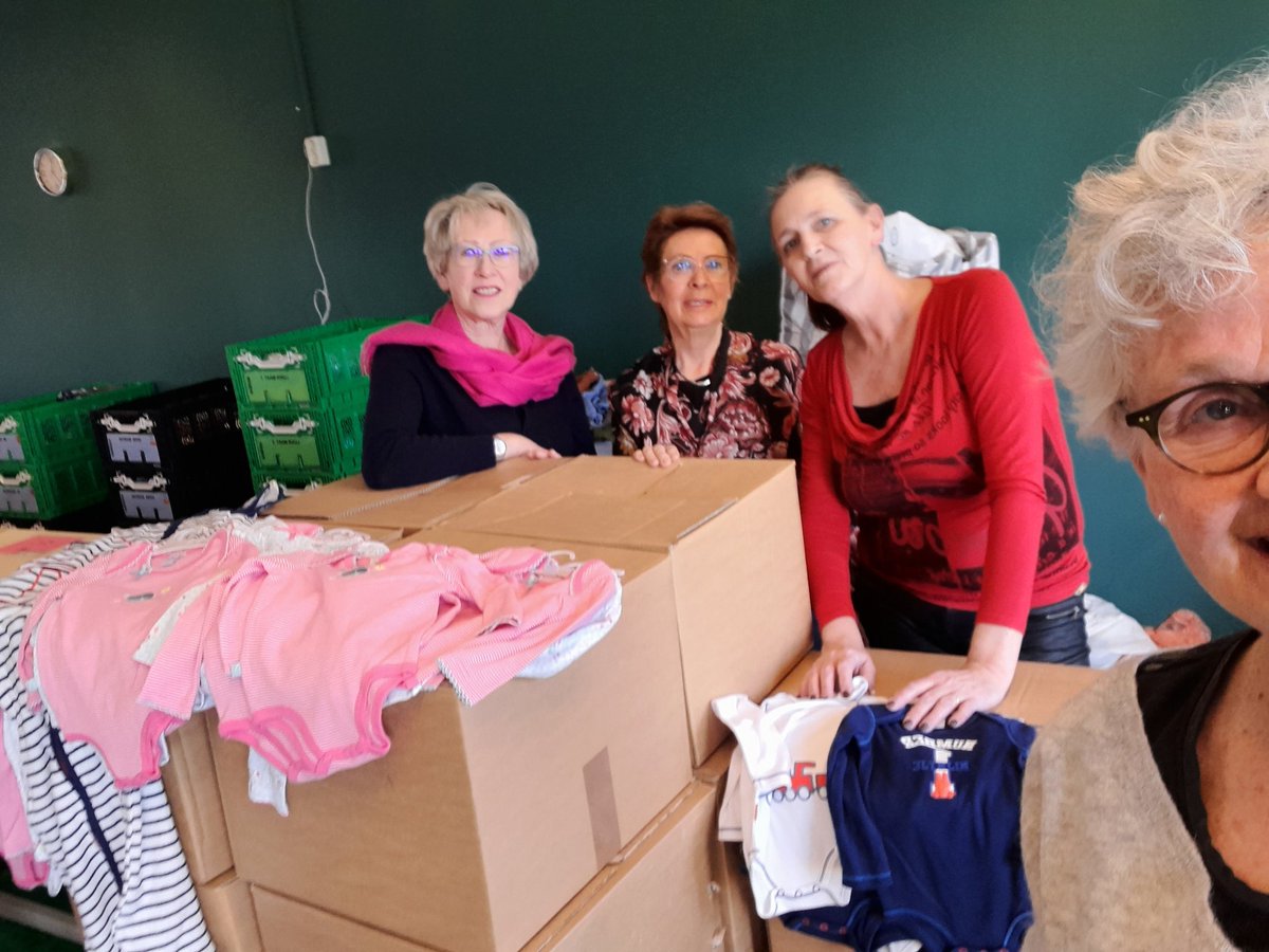 SoroptimistUH's tweet photo. Als je opeens 22 dozen met nieuwe babykleertjes mag weggeven aan een goed doel...#babyspullen.nl @NLSoroptimist https://t.co/zYZTV94V1g
