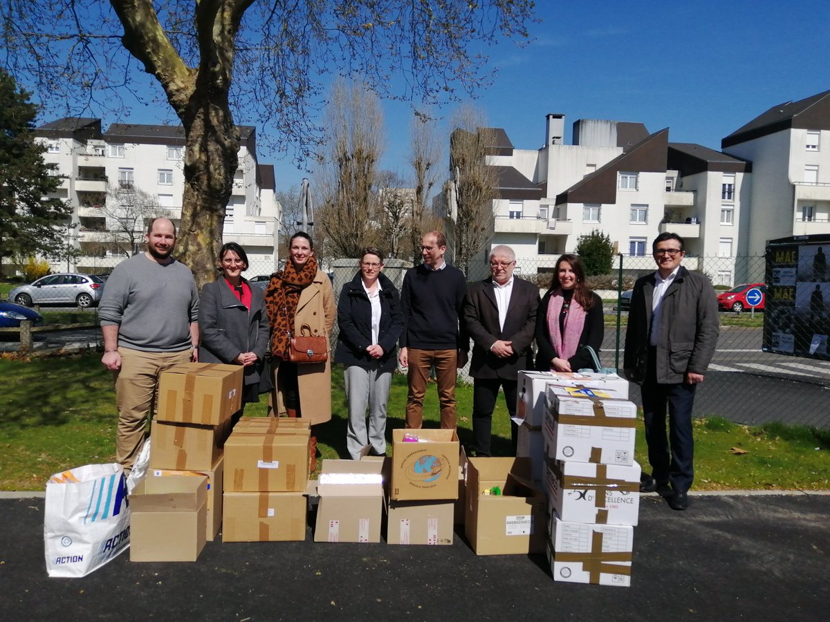 CarsatCVL's tweet photo. #EnDirect #solidarite 
@Carsatcvl, @CPAM_Loiret, @Urssaf_CentreVL , la Caf et le service médical du Loiret, remettent un don de 800 produits pour l'épicerie solidaire #Esope qui aide les étudiants en difficulté.
 #LaSecuEstLa https://t.co/IksPbOYfIS