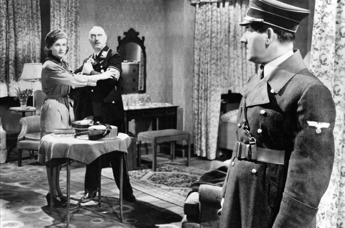 Dans TO BE OR NOT TO BE, l’une des meilleures comédies jamais réalisées, l’enchevêtrement ultra-élaboré de faux-semblants et de vraies gaffes célèbre autant le génie des comédiens qu'il s'amuse de leur vanité. Lubitsch au sommet, à (re)voir en salle en version restaurée !