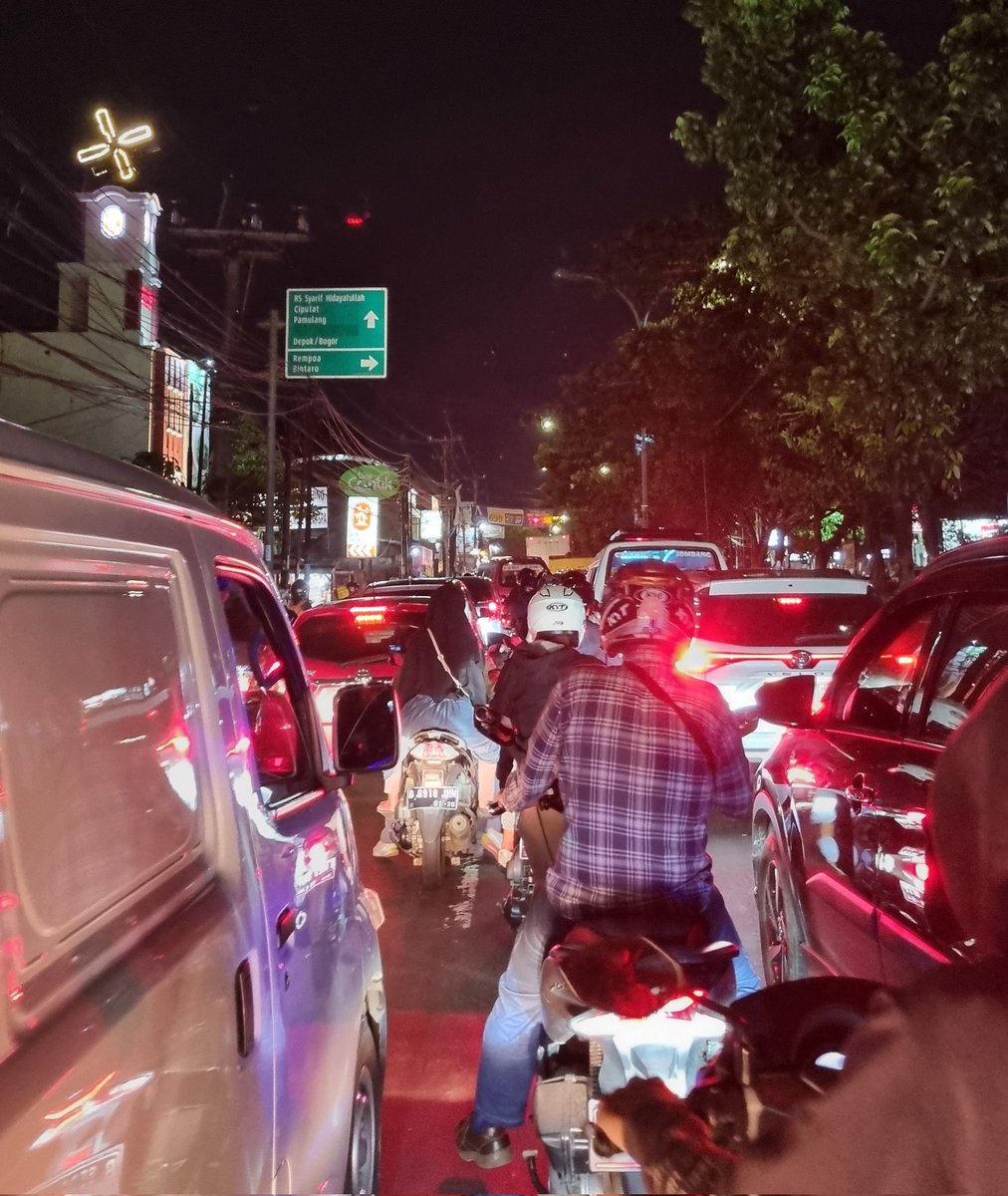 ciputat jam 19.45 dan segala kemacetannya