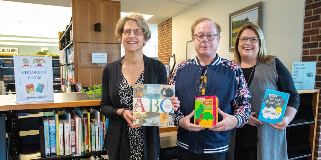 Quinsig's tweet photo. Swing by the new children's section of the QCC Alden library and check out some bedtime stories for your little ones! It's never too early to start building their love for reading. 📚🤓🐑😉 #KidLit #ReadingIsFun #ReadToThem https://t.co/ecfIohQg1U