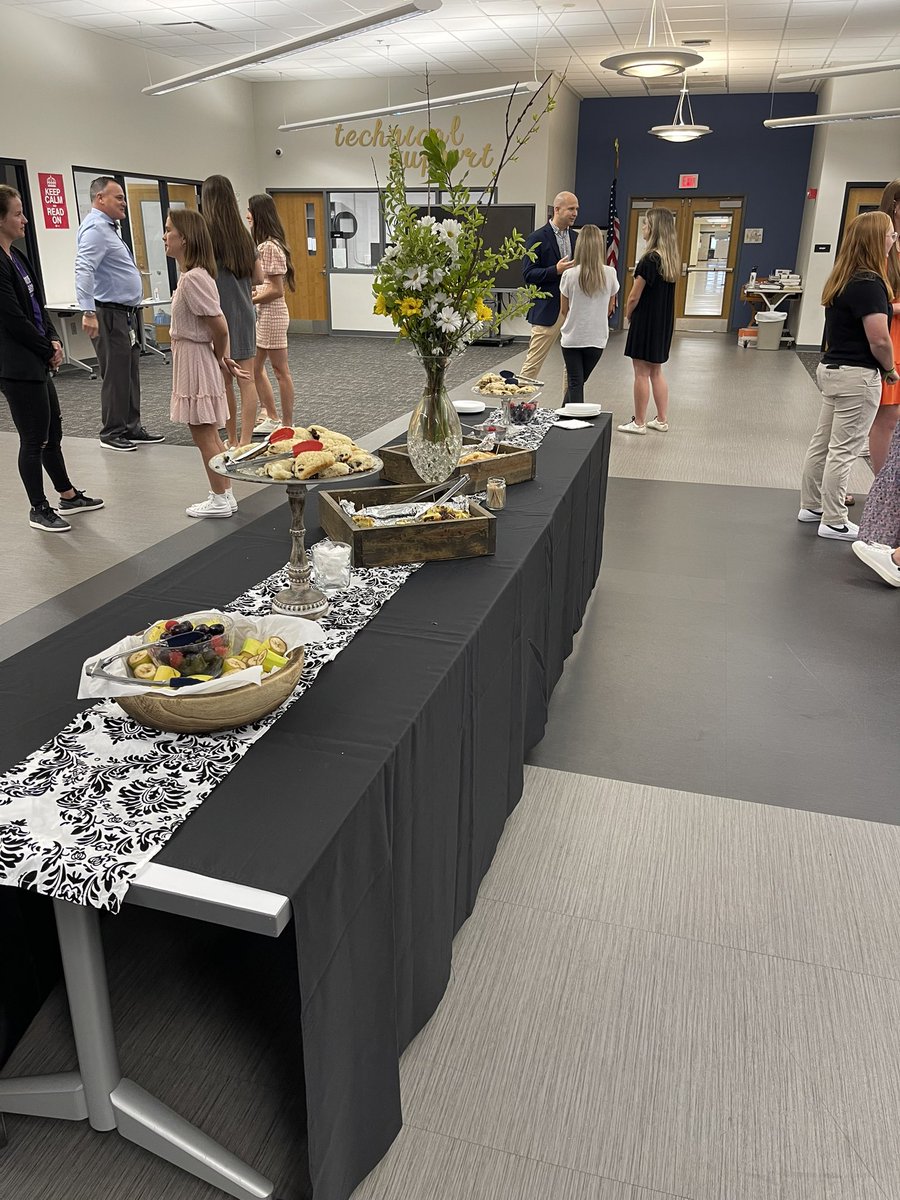 bulldogsofphs's tweet photo. Captains Club is hosting a Mocktail event this morning learning the finer points of networking. #LeadDogs #GrowthMindset @PendletonHigh @AndersonSD4 @DChrisA4 https://t.co/doMdyOnYU7