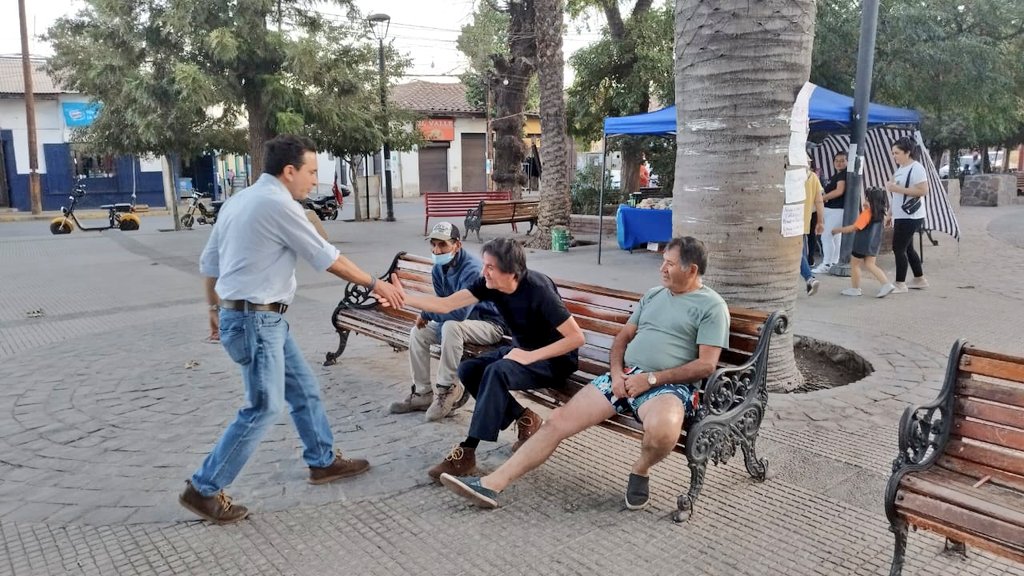 dr_marconunez's tweet photo. En la comuna de Putaendo, primer pueblo libre de Chile, estuve conversando de la nueva Constitución con el ex alcalde Sergio Zamora y los ex concejales Luis Sandoval y Octavio Casas. Agradezco el compromiso y apoyo a mi candidatura al Consejo Constitucional. @marconunez #vota2✌️ https://t.co/srpA9sKF1T