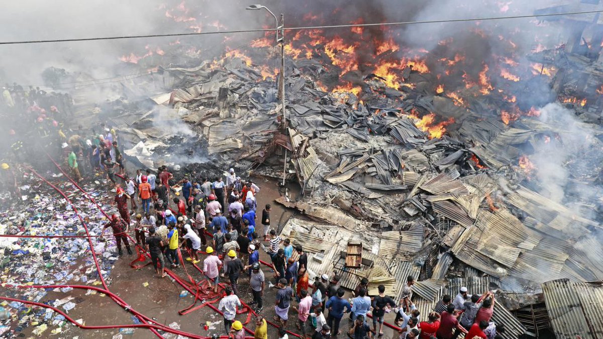 bihabercom_'s tweet photo. 🔥🚒Bangladeş'te can pazarı.

Başkent Dakka'daki giyim pazarında çıkan yangına müdahale etmek için yüzlerce itfaiyeci seferber edildi. https://t.co/xqOOFoNE2z