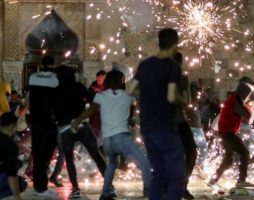 Urielbertolami's tweet photo. Ieri sera i #palestinesi, con una arroganza che non ha precedenti e senza alcun rispetto per l'imminenza della #Pasqua ebraica e  cristiana, hanno messo a ferro e fuoco #MontedelTempio a #Gerusalemme, costringendo la polizia israeliana ad intervenire in forze! https://t.co/I6BiCh9ehH