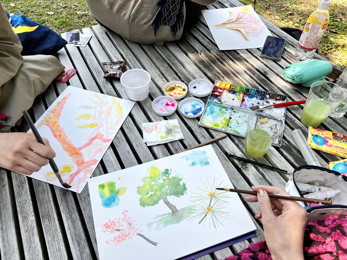 「花見しながら水彩画を描いてみようの会🌸🎨」を開催してみた。(お弁当片手に)

すごく楽しいし、仲良くなるし、喋りやすいし、無心になれるし、忙しなさから解放されるし、濁った心が浄化される感じがして、めっちゃ良かった… https://t.co/pL2t0n3Dif