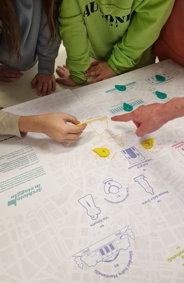 Nei laboratori di #archivioinviaggio la partecipazione  dei ragazzi è fondamentale. In questa foto gli alunni della 4A della scuola Thouar-Gonzaga scelgono i loro luoghi di Milano con l'aiuto delle educatrici.
#touringclubitaliano #FondazioneComunitaMilano #Bando57