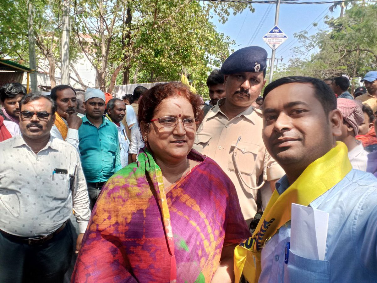 Loharajansangha's tweet photo. @GaytriDevibjp मैडम , जिस प्रकार आपने बिहार विधान सभा में लोहार समाज के हक की मुद्दा उठाने से लेकर 3 अप्रैल के धरना में उपस्थित होकर लोहार समाज के संवैधानिक अधिकार की लड़ाई में लोहार समाज के ���वाज को मजबूती प्रदान किए इसके लिए बिहार का संपूर्ण लोहार समाज आपका हृदय से आभारी है।💐💐 https://t.co/iBRwoVzND9