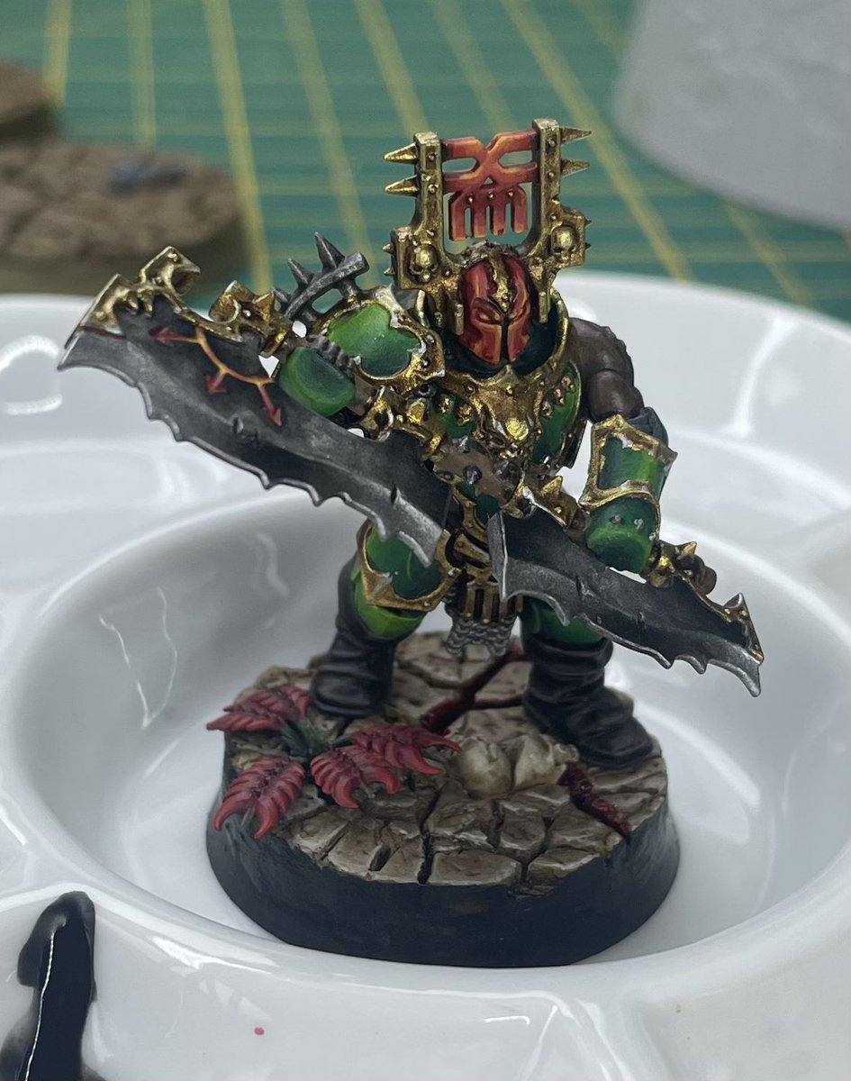 I’ve been posting WIP on my #greenkhorne for a long time and, more recently, been saying they’re done apart from the base. So it is with great excitement (and relief) that I can say the first model is fully finished 🎉