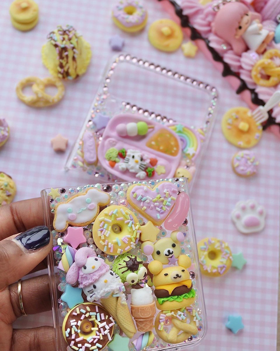 Satotortedeco's tweet photo. The cutest custom handmade cases 💖 https://t.co/X4f18O8nKS #kawaiistyle #kawaiifashion #phonecase #zflipcase https://t.co/bgblz4MyVP