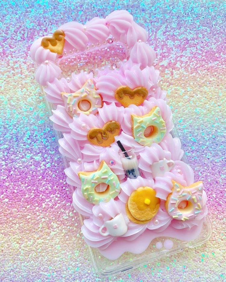 Satotortedeco's tweet photo. The cutest custom handmade cases 💖 https://t.co/X4f18O8nKS #kawaiistyle #kawaiifashion #phonecase #zflipcase https://t.co/bgblz4MyVP