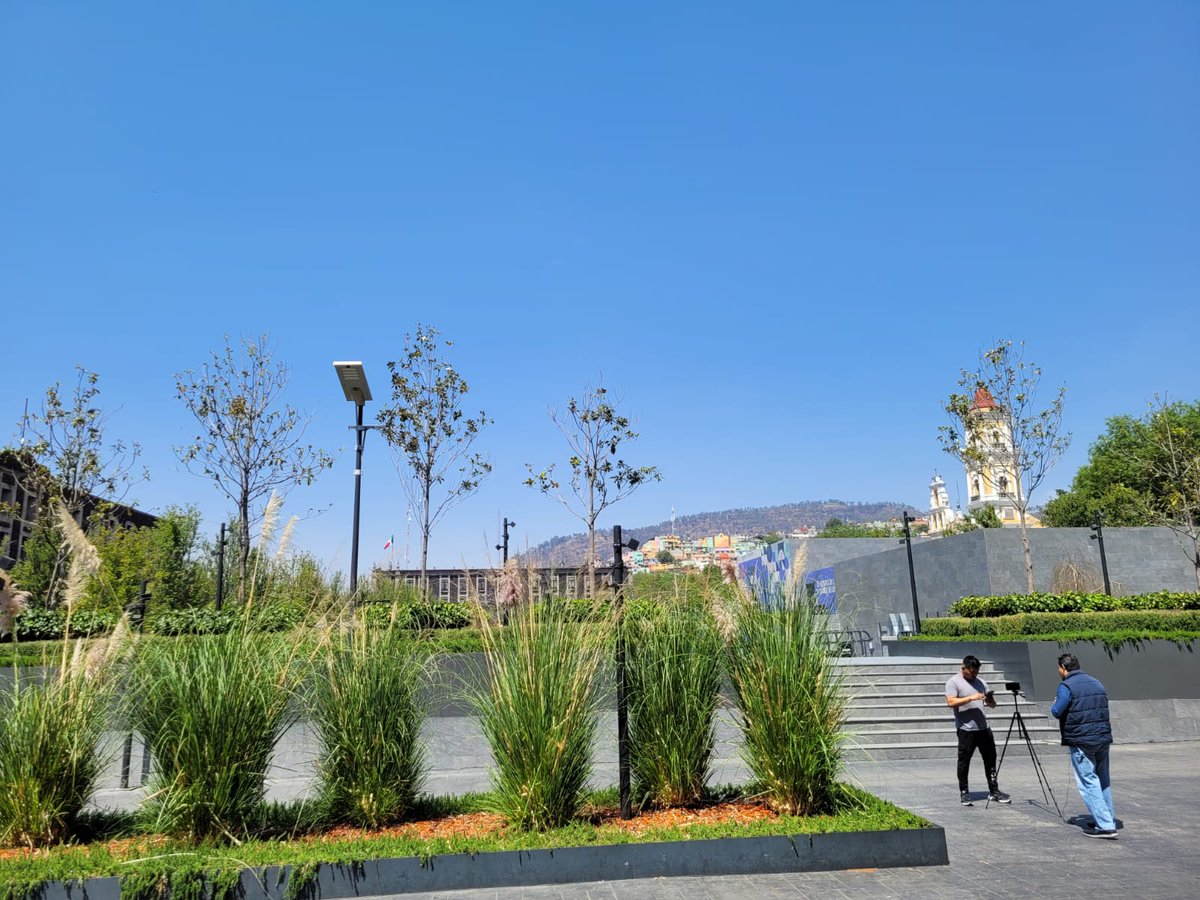 Hace un año comenzamos a grabar el Maná del Lunes en áreas públicas, era incómodo sentir las miradas encima, pero aquí seguimos. Ahora el lugar fue Toluca justo afuera del Cosmovitral.

Gracias a Margarita Barajas por la foto, y a Heber Acosta por el apoyo en la grabación.