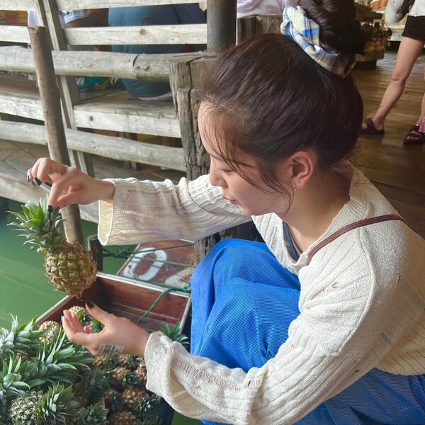 [🌐#ARTICLE] - 230405
Actress Jang Gyuri in Thailand, a 'tangerine' next to the pineapple

newsculture.press/news/articleVi…

#장규리 #JangGyuri #fromis_9 #프로미스나인 #규리 #Gyuri