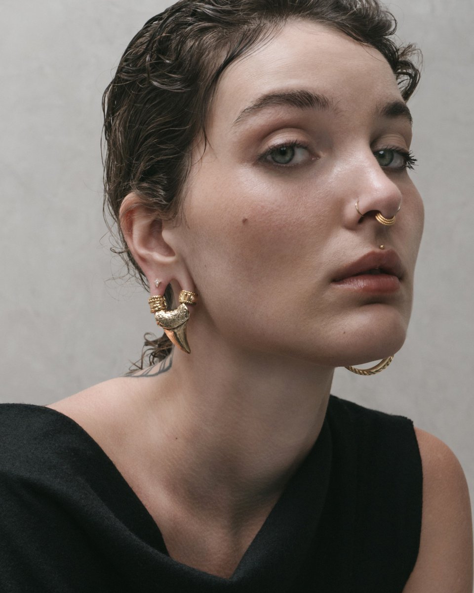AskEmblaStore's tweet photo. Swipe ➡️ for today’s dose of Golden stretched stacking inspo.

Featuring:

- Essa Hoop Hangers
- Gail Threadless End (14K Gold)
- Hammered Valka Saddle Hangers
- Qarma Ringed Lobe Cuffs™️

-

#askandembla #askemblastore https://t.co/uMIGKLqHWU