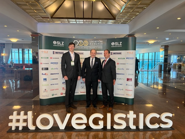 FENIX_LogistiX's tweet photo. Dr Catana, FENIX coordinator, is attending the 2023 Logistics Congress in Portorož, Slovenia.
He presented the #FENIXnetwork example and illustrated its role in the North Adriatic area, after Ms Bratušek, from the Slovenian Ministry of Infrastructure.
https://t.co/5gwyYOVCtt https://t.co/XyP5yY41zW