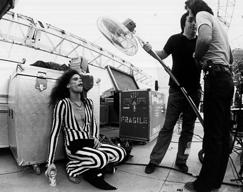 crockpics's tweet photo. Steven Tyler, 1976. Photo by Fin Costello. https://t.co/hNFwBlnPpZ