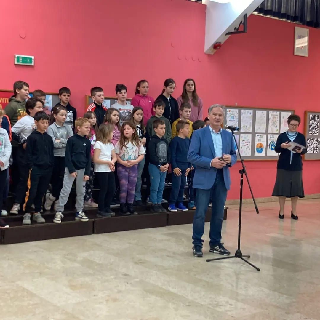 _unioneitaliana's tweet photo. 🇮🇹 Martedì 4 aprile la scuola elementare di #Dignano ha ospitato la #GaraDiItaliano per gli alunni delle scuole elementari e medie superiori italiane, a cui hanno partecipato 72 alunni. Per scoprire di più sull'incontro promosso dall'Unione Italiana: https://t.co/EYbPxULswf https://t.co/IKs4xllWQj