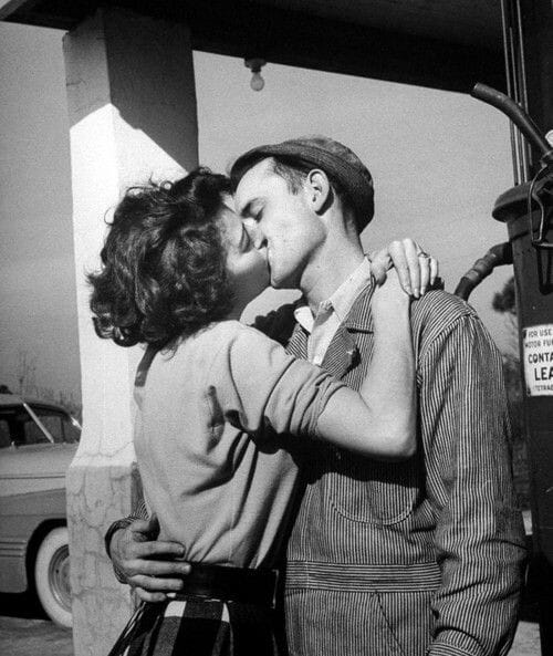 "El amor no se elige, te elige. Un día te das cuenta que no soportas vivir sin ella, que cuando estas a su lado piensas que dentro de un rato se irá y la besas con tanta pasión como si ese beso fuese a parar el tiempo o a darte mas minutos con ella". 
Julio Cortázar