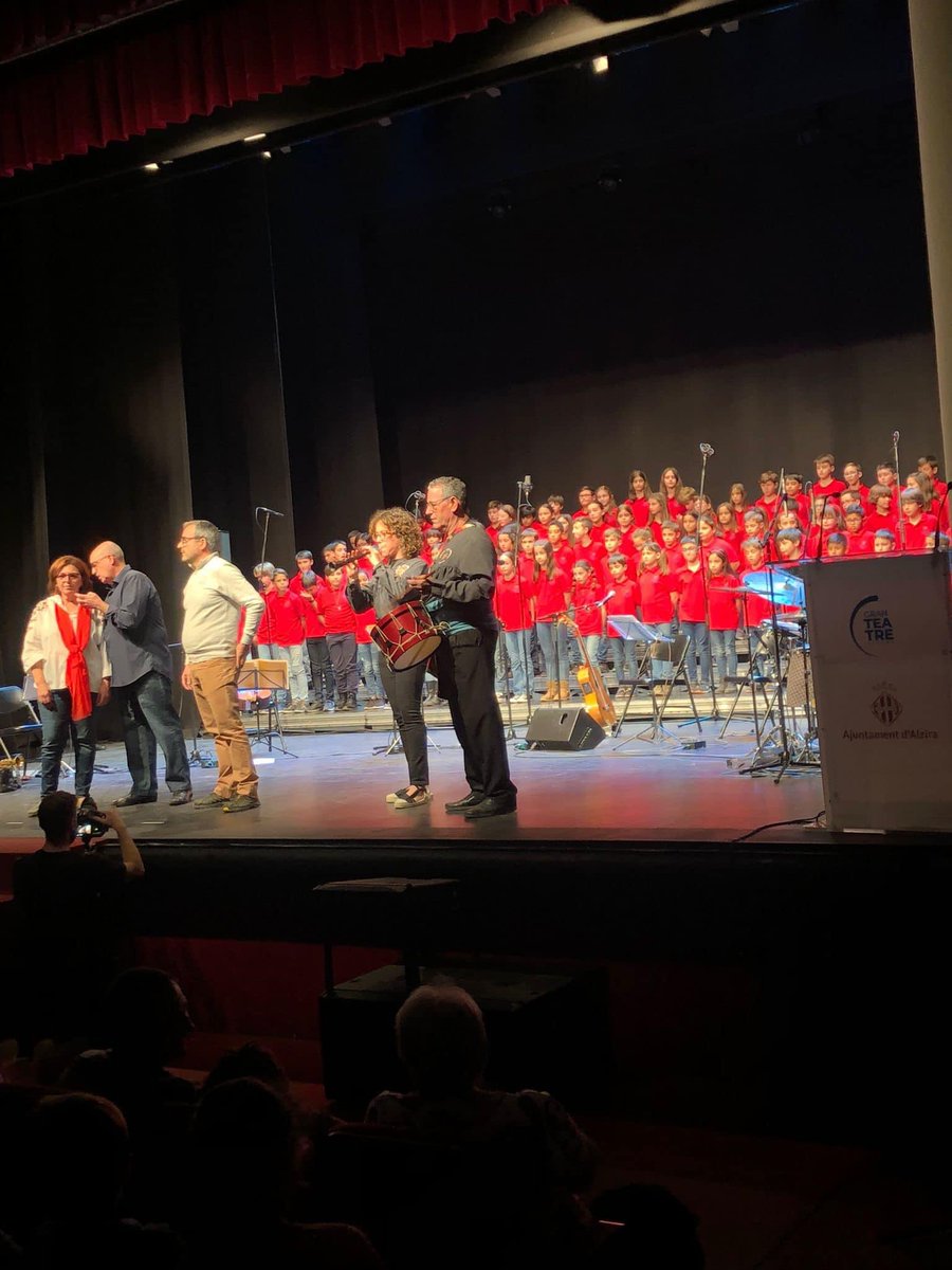 PPAlzira's tweet photo. Espectacular concierto en beneficio de la Asociación ADISPAC ofrecido por el Coro de l’Alborxí acompañado por el cantante Xavi de Bétera y varias colaboraciones de cantantes, bailadores y músicos de nuestra ciudad.

Nuestra concejal Marisa Escribà asistió a este concierto. https://t.co/pVHVrHnwU1